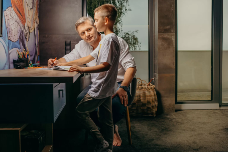 père et fils en avant plan de la porte vitrage aluminium