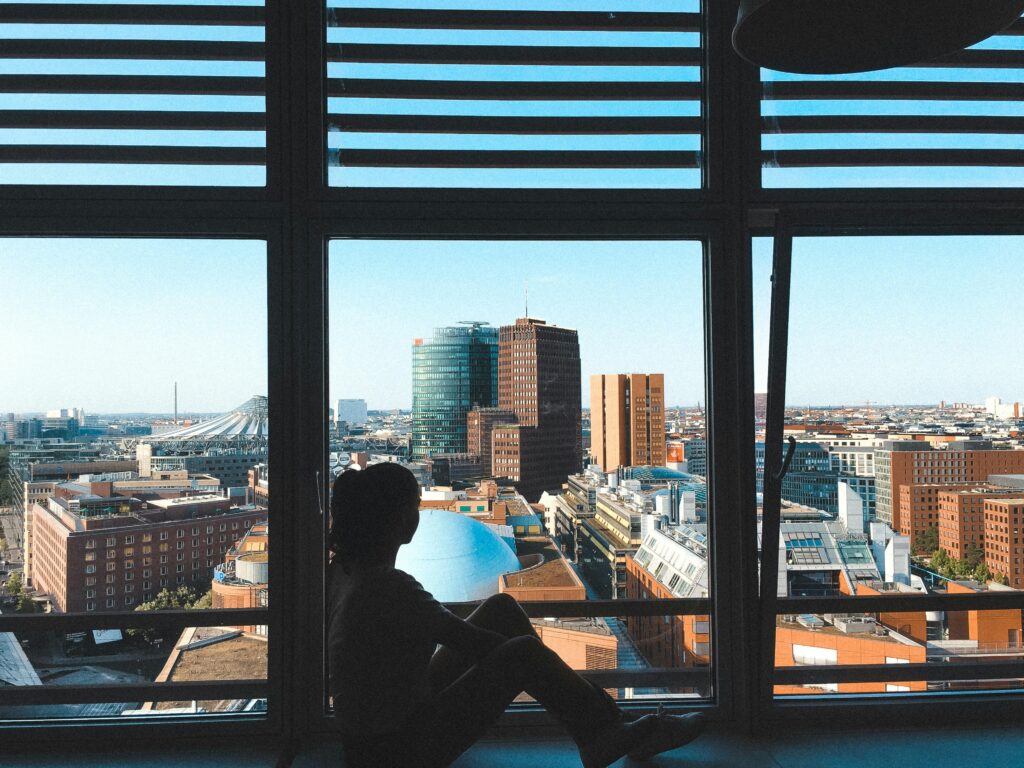 femme assise devant la fenetre